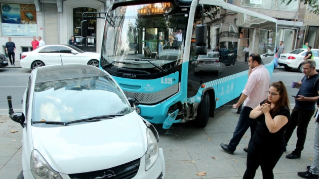 Taksim'de kontrolden kan otobs iki otomobile arpt