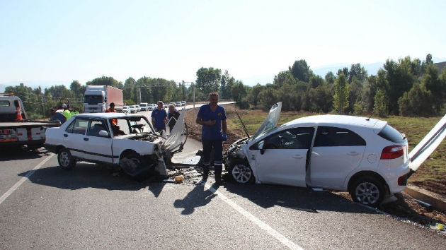 Sivas'ta otomobiller arpmas sonucu 1 kii ld, 2 kii yaraland