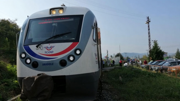 Zonguldak'ta trenin arpt kadn hayatn kaybetti