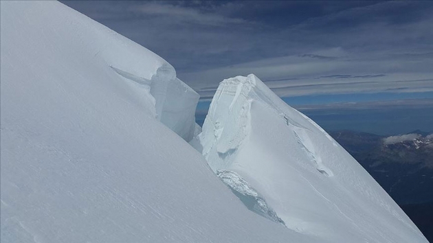 Avrupa'nn en yksek tepesindeki buz ktlesi kayyor