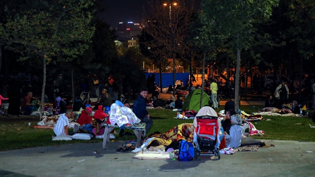 Baz vatandalar geceyi parklarda geirdi