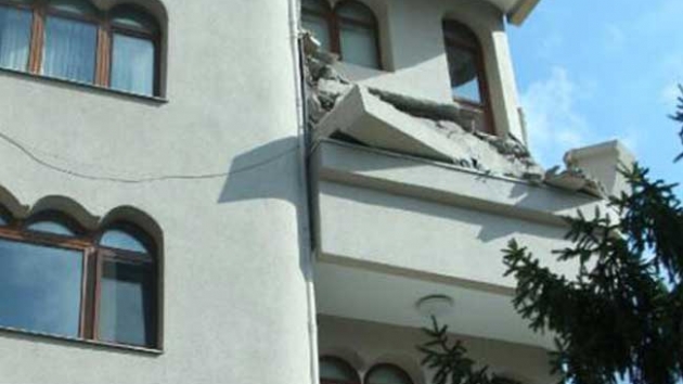 Art depremler sonras ili'de bir evin balkonu kt