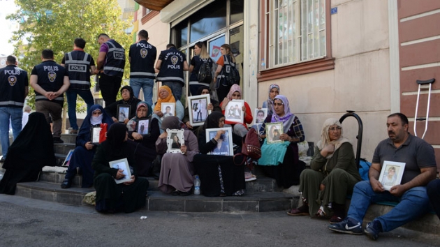 HDP'lilerin Diyarbakr'da oturma eylemi yapan acl annelere tehdidi gerginlie neden oldu