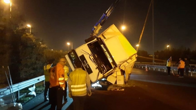 Gebze'de kamyonun devrilmesi sonucu trafik fel oldu