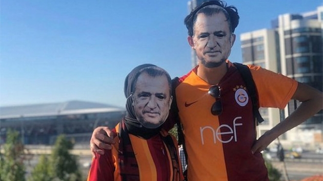 Galatasarayl taraftarlar Fatih Terim maskesi ile statta yerini ald
