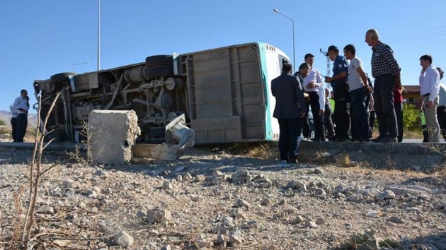 Malatya'da yolcu otobs devrildi: ok sayda yaral var