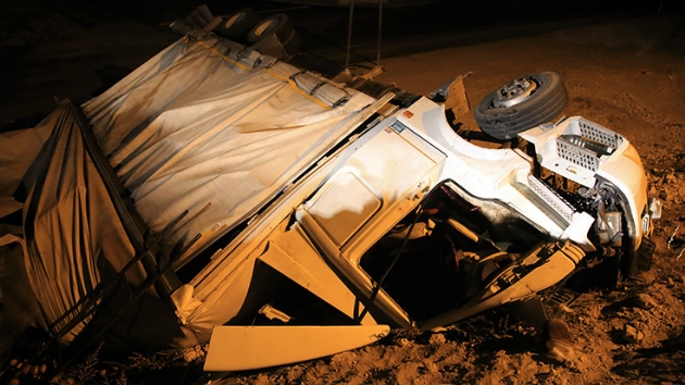 Antalya'da nar ykl kamyon devrildi: 3 kii hayatn kaybetti