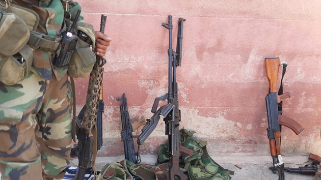 Tel Abyad'da PKK/YPG'li terristler silahlarn brakarak kat