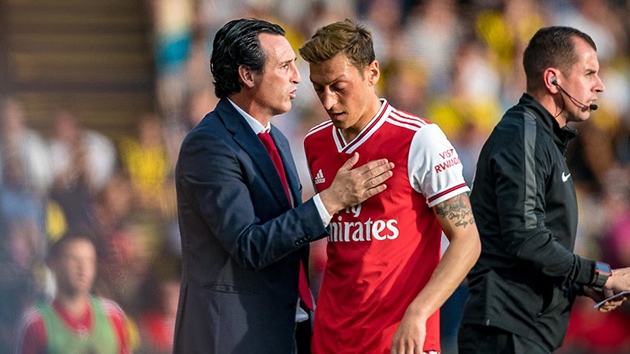 Arsenal menajeri Unai Emery, Mesut zil'in takmdan ayrlmasna izin verdi