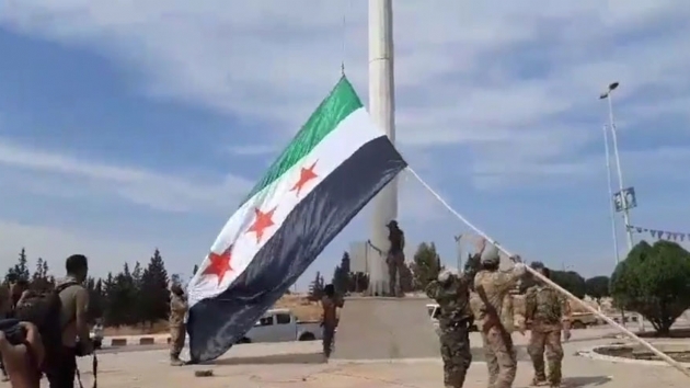 Tel Abyad merkezine Suriye Milli Ordusu bayra ekildi