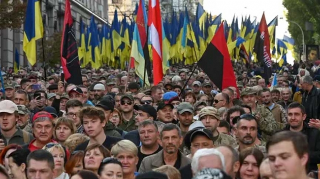 Ukrayna'da binlerce kii protesto iin sokaa kt