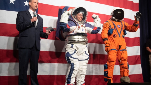 NASA yeni nesil uzay giysisi tasarmlarn tantt 