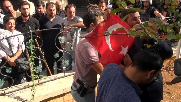 HDP'li milletvekillerine sert tepki! 'hanet ettiiniz bayran altnda yaamayacaksnz'