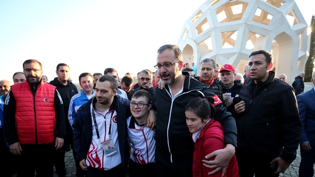 Bakan Kasapolu ve milli sporcular 15 Temmuz ehitler Ant'n ziyaret etti