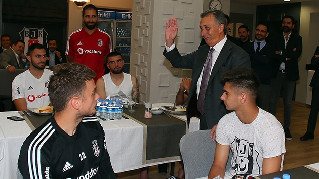 Ahmet Nur ebi'den futbolculara: Siz iinizi sahada yapn, ben de burada yapaym