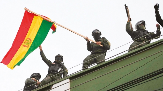 lke kart: Bolivya'da polisler de ynetimebayrak at