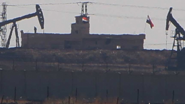 Petrol blgesinde yer alan binaya, terrist paavras yerine rejim bayra astlar