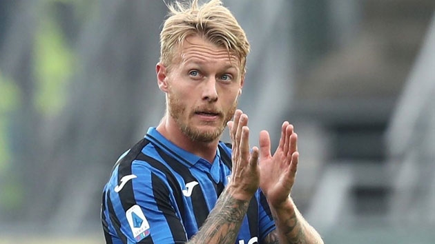 Atalanta man yerinde takip eden Volkan Demirel, Simon Kjaer'le grt