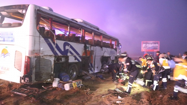 Aksaray'da yolcu otobs devrildi: 1 l, 45 yaral