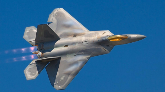 F-22 Raptor (Yrtc Ku) sava uaklarnn havada yakt ikmali grntlendi