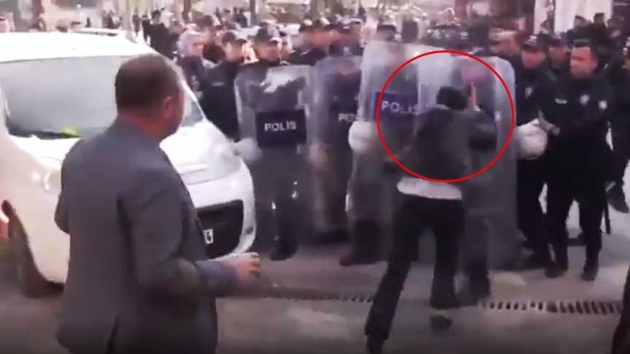 HDPli vekil polis kalkanna kafa att! Sonra baygnlk geirdi...