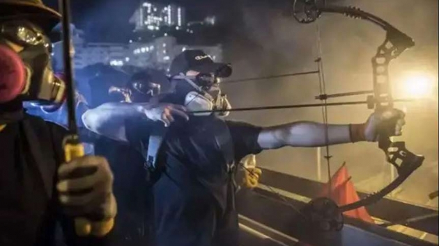 Hong Kong'daki protestolarda bir polisi okla vurdular