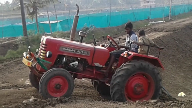 Hindistan'da traktrn ocuklarn zerine devrilmesi sonucu 6 ocuk ld