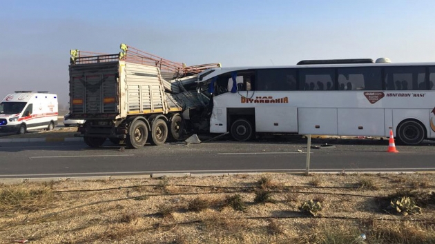 Afyonkarahisar-Konya kara yolunda yolcu otobsyle tr arpt: 2 l, 20 yaral