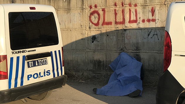 Adana'da sr olay: Duvar dibinde oturur ekilde l bulundu