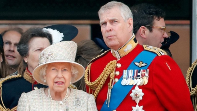 Kralie Elizabethin olu Prens Andrew kraliyet grevlerini brakt
