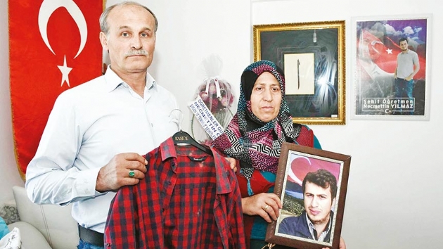 Necmettin retmenin ailesioullarnn gmleiyle avunuyor 