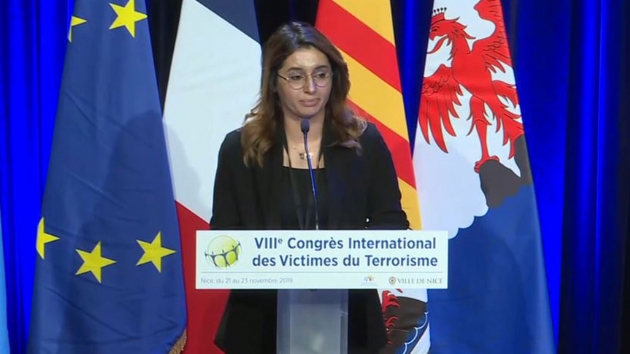 Fransa'da 'Uluslararas Terr Kurbanlar Kongresi'nin kapan treninde TRT Krdi muhabiri Glay Demir, manifestoyu gzyalar iinde okudu