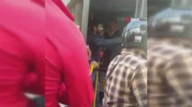 ofr kavgay ayrmayanlara kzd, otobs durdurdu