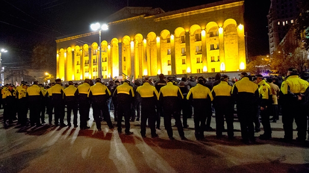 Grcistan'da gvenlik gleri, parlamentoyu kuatan protestoculara mdahale etti