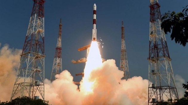 Hindistan tek roketle 14 uyduyu baaryla uzaya gnderdi