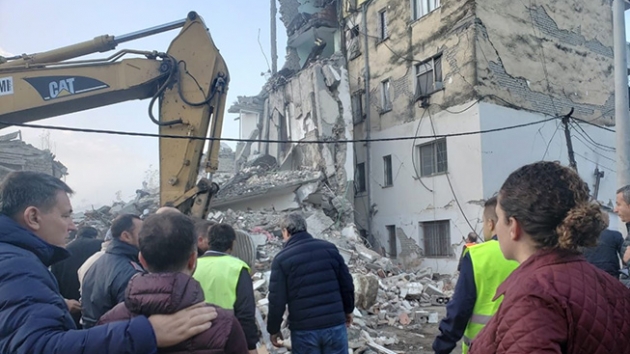 Arnavutluk'taki depremde l says 26'ya kt