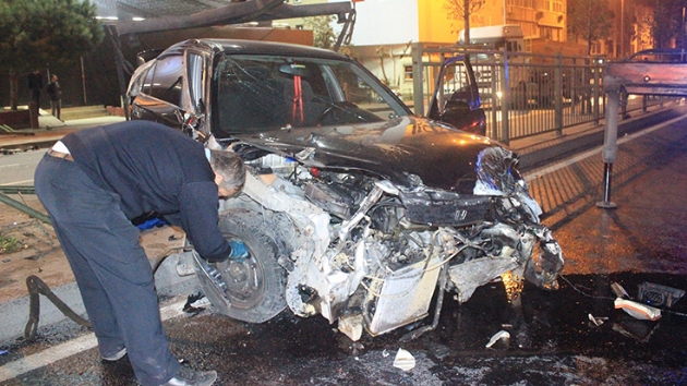 stanbul'da bariyerlere arpan otomobildeki kii yaraland