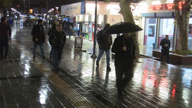 stanbul'da yamur etkili oluyor: Baz deniz otobs seferleri iptal edildi