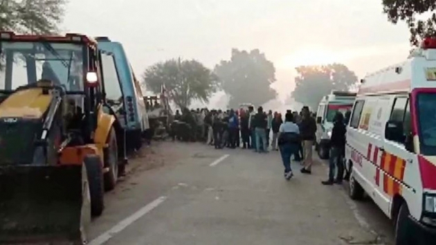 Hindistan'da meydana gelen trafik kazasnda 9 kii ld