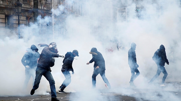 Paris'te polis gstericilere sis bombasyla mdahale ediyor