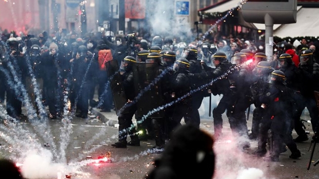 Paris'te polisin att gaz kapsl AA foto muhabirini yaralad