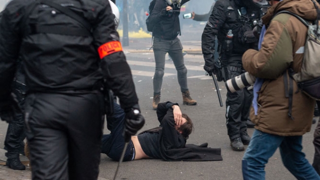 AB'den ikiyzl siyaset: Fransz polisinin iddetini knamaktan kand 