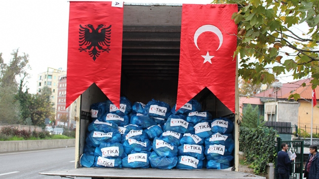 Arnavutluk'taki depremzede ocuklarn yz Trkiye ile gld