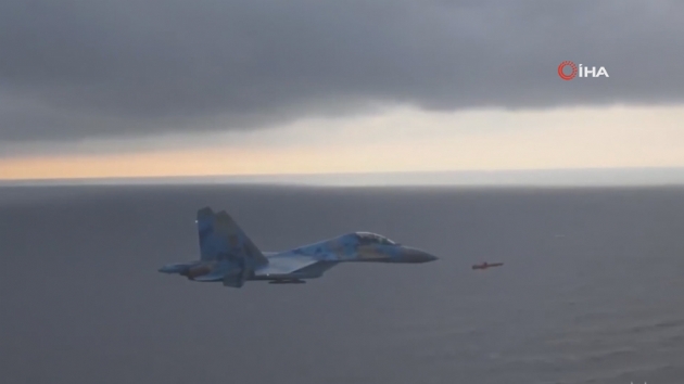 Dnya bu grntleri konuuyor: Ukrayna'nn frlatt seyir fzesi ile SU-27 sava uaklar yan yana utu