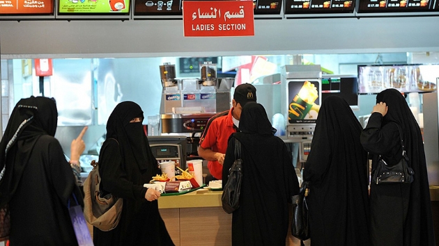Suudi Arabistan'da ''tarihi karar'': Kadn ve erkekler ayn kapy kullanabilecek
