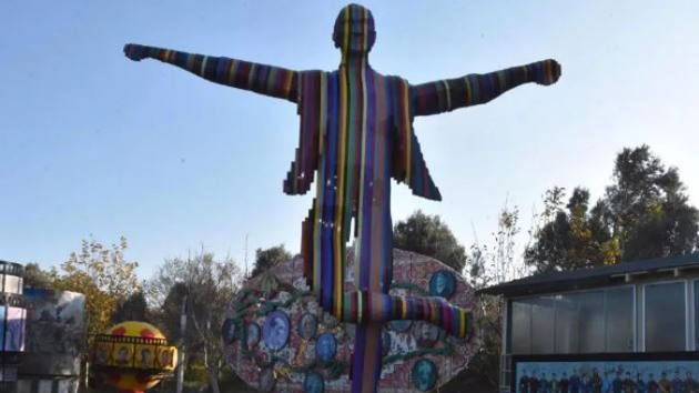 zmir'deki renkli Atatrk heykeli kaldrld       