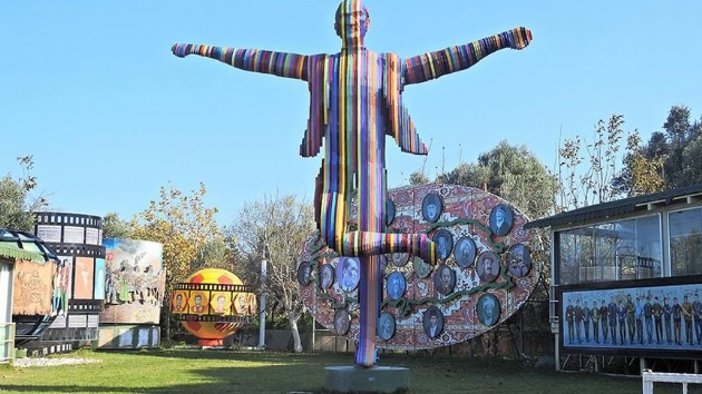 zmir'deki renkli Atatrk heykeli kaldrld