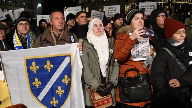 Bosna soykrm inkar eden Peter Handke'ye Nobel dl verilmesi sve'te protesto edildi