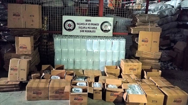 Adana'da 'antifrizli cam suyu' yazl kolilerde bin litre etil alkol ele geirildi