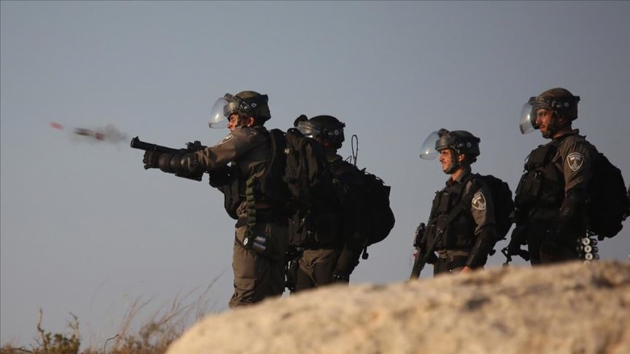 srail askerleri Bat eria'da iki Filistinli iiyi yaralad